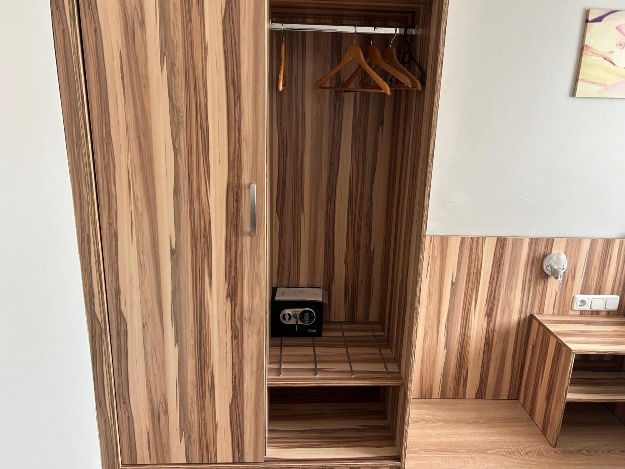 "Am Limes" Hotel Enns Exteriör bild