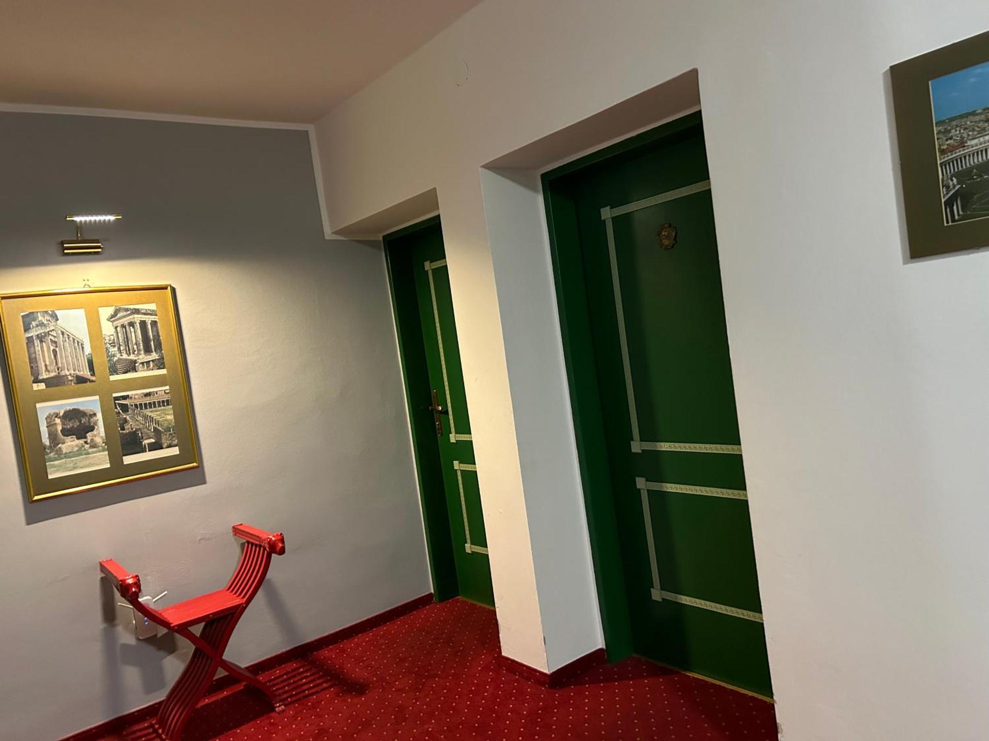 "Am Limes" Hotel Enns Exteriör bild