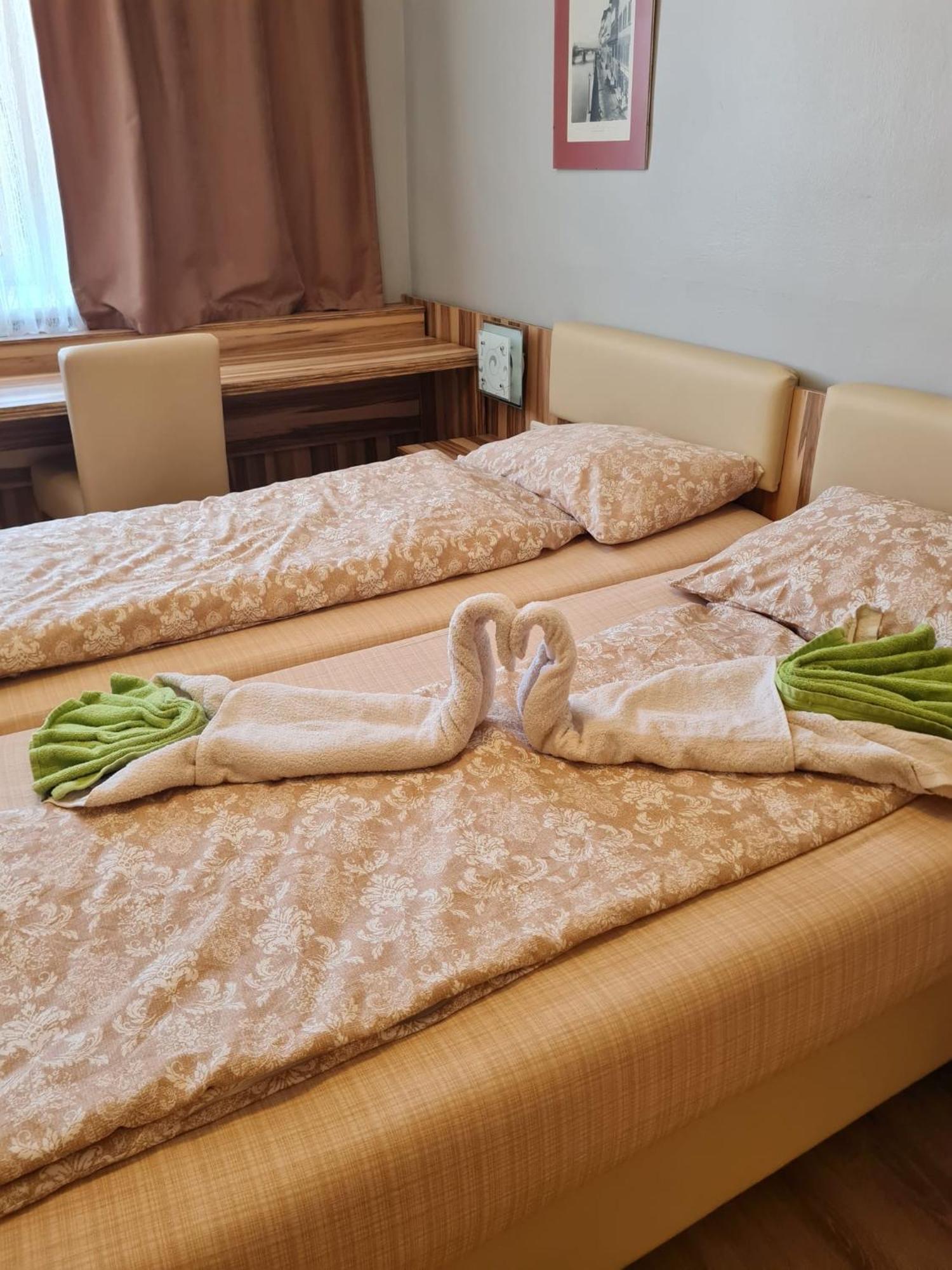 "Am Limes" Hotel Enns Exteriör bild